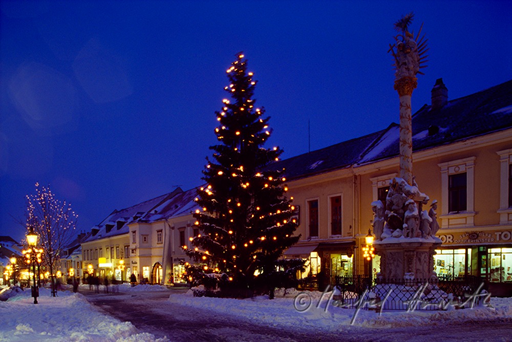 Christbaum mit Weihnachtsbeleuchtung bei der Pestsäule