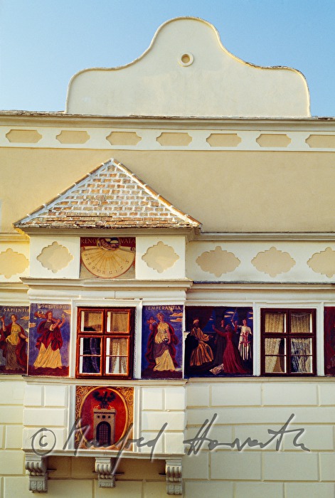 Rathaus, Erker mit Sonnenuhr