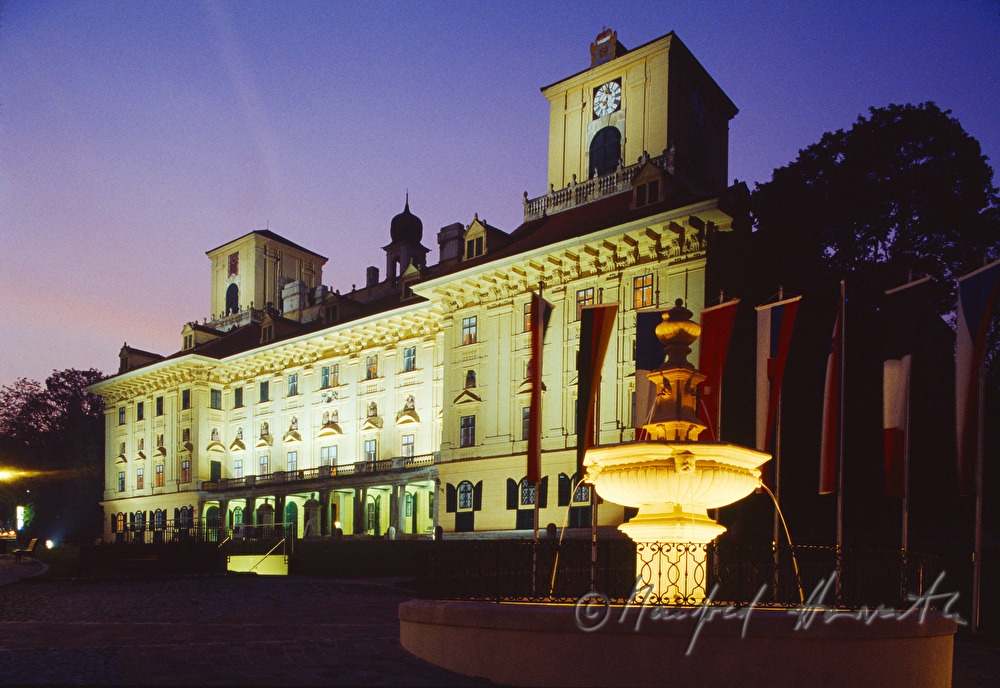 Esterhazyplatz mit Schloss und Brunnen