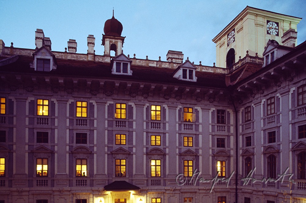 Innenhof mit Konzert-Beleuchtung