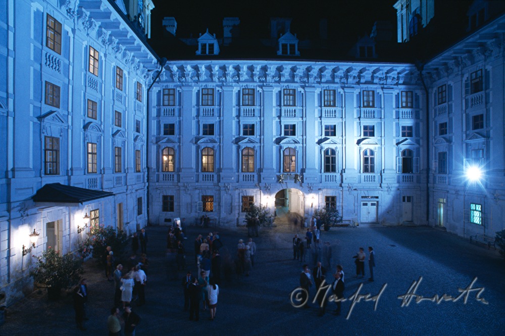 Innenhof mit Konzert-Beleuchtung