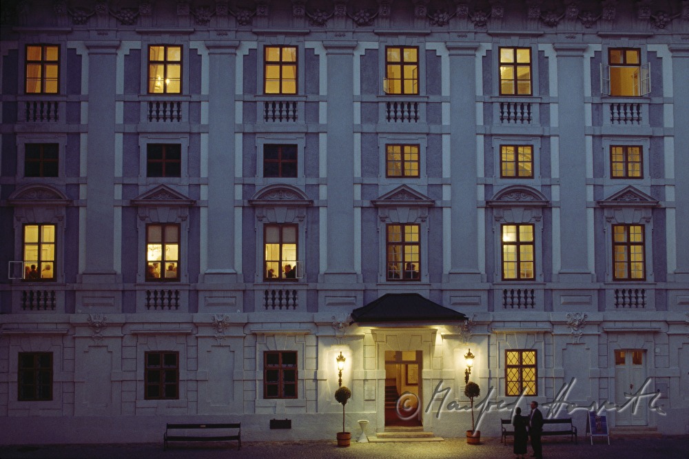 Innenhof mit Konzert-Beleuchtung