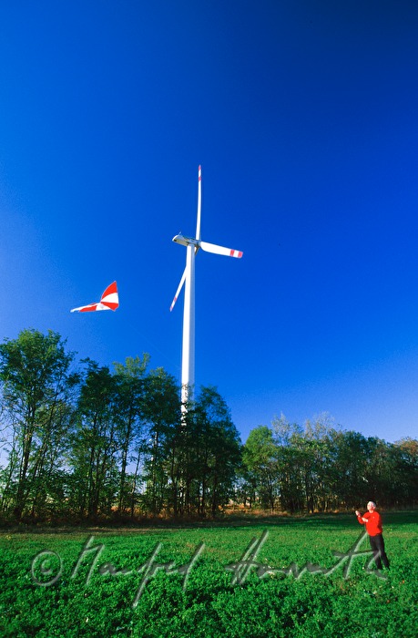 Drachen steigen lassen im Windpark