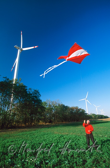 Drachen steigen lassen im Windpark