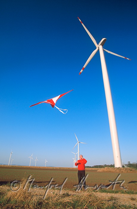 Drachen steigen lassen im Windpark