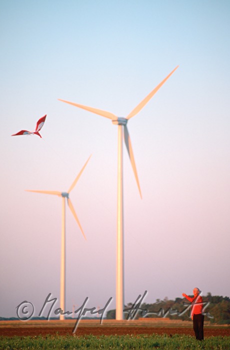 Drachen steigen lassen im Windpark