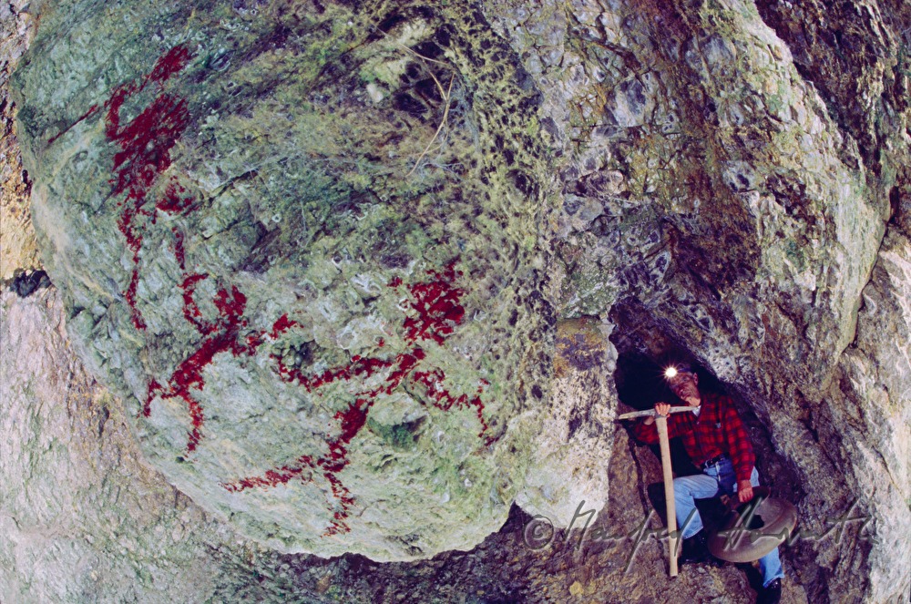 Archäologe in der Bärenhöhle mit Graffiti