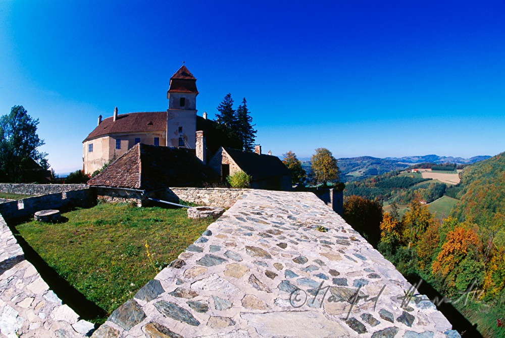 Burgmauer und Blick in die Bucklige Welt