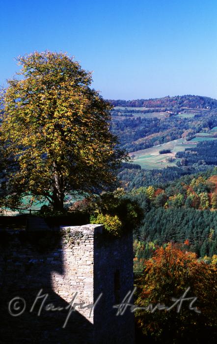 Burgmauer und Blick in die Bucklige Welt