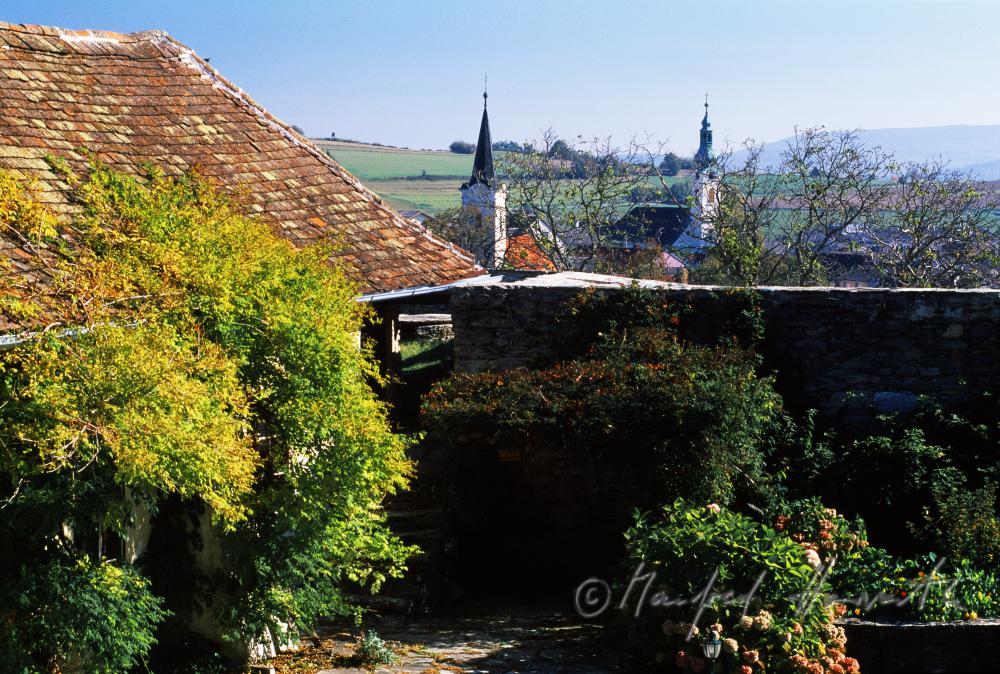 Burgmauer und Blick auf die Kirchen