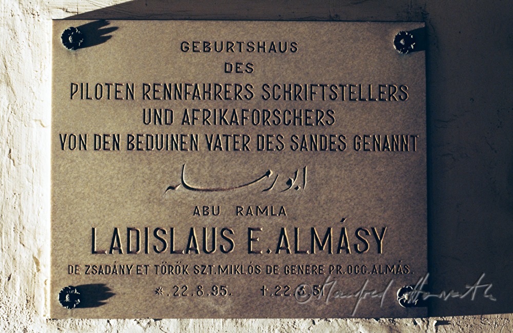 Gedenktafel an Almásy László Ede beim Eingang