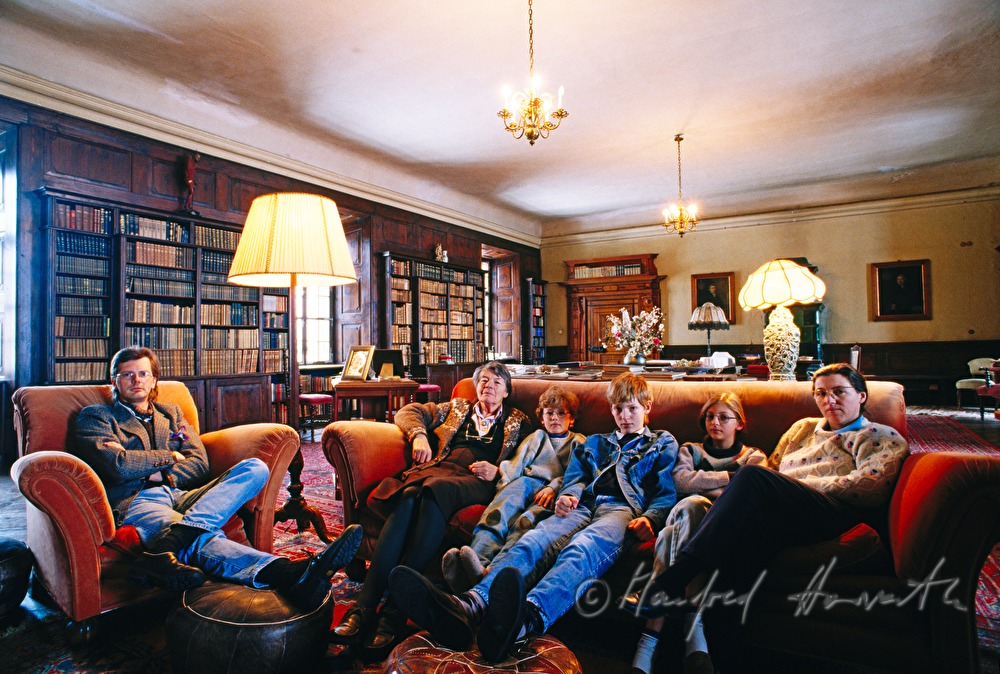 Familie Alexander Berger-Almásy in der Bibliothek