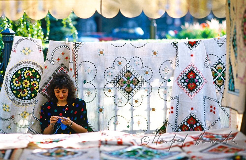Strassen-Stand mit Folklore-Textilien