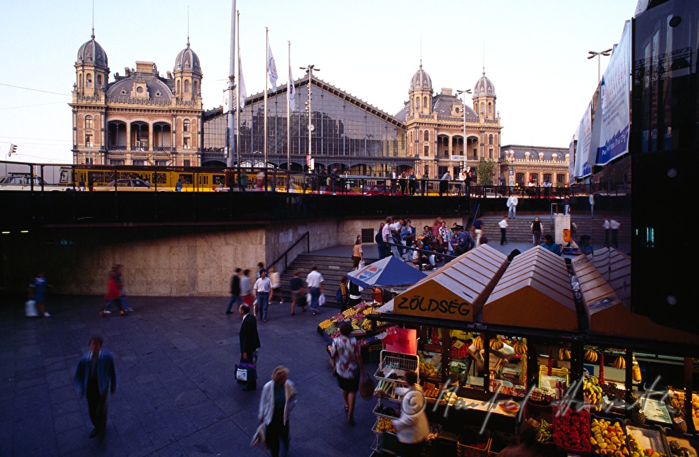 Westbahnhof und Geschäfte