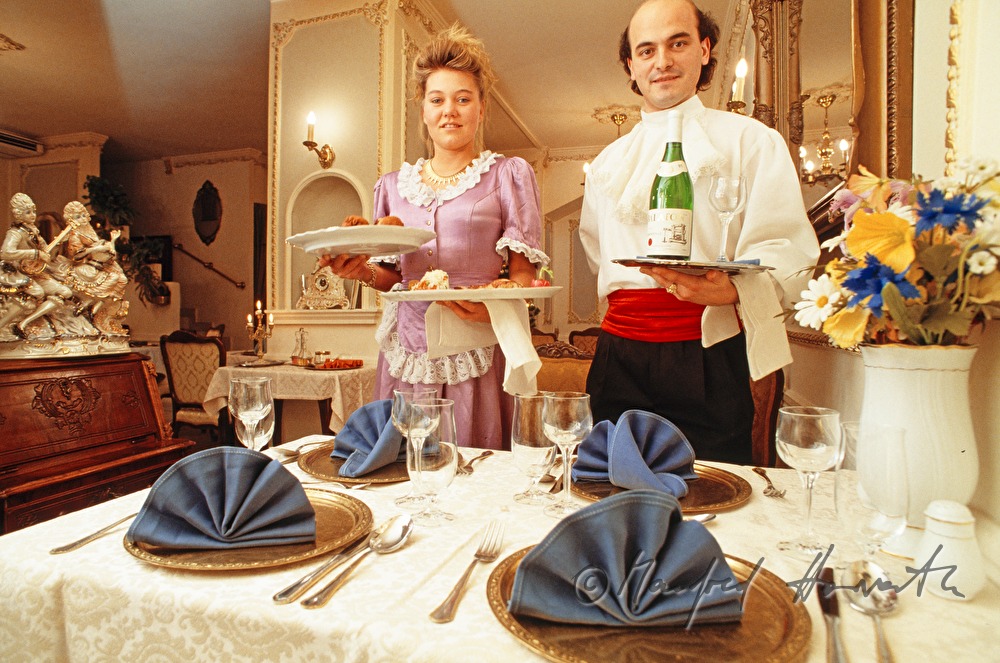 Restaurant Barokk, Kellnerin und Kellner