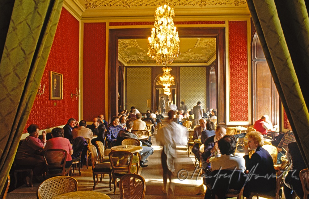 Café Gerbeaud, Gäste im Teesalon