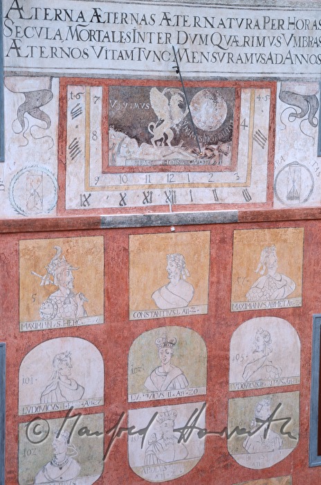 Wandmalerei im Innenhof des Hochschlosses