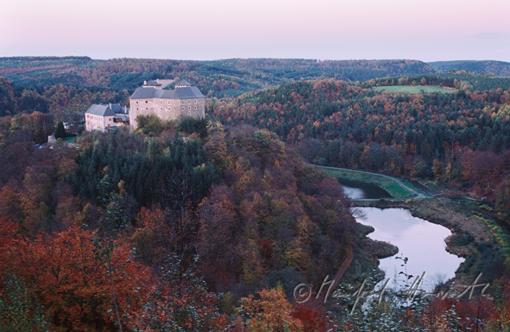 Blick vom Günser Gebirge auf den See und die Burg