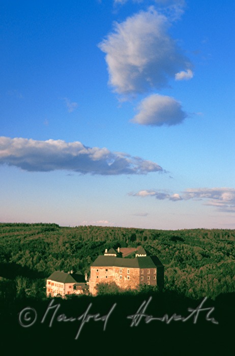 Blick vom Günser Gebirge auf den See und die Burg