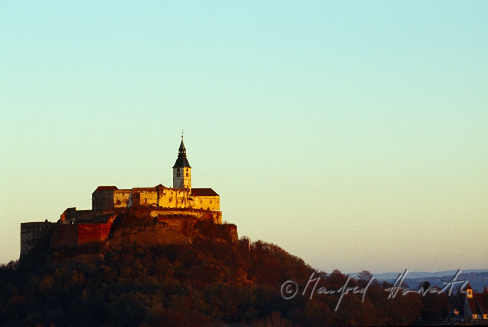 Porphyrkegel mit Burg darauf