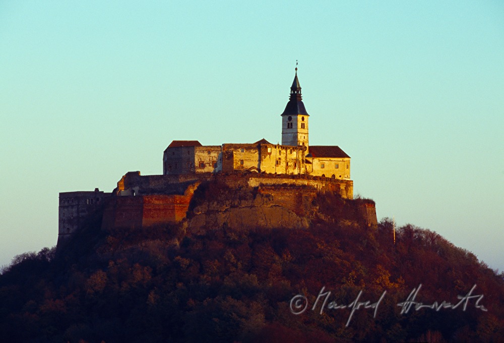 Porphyrkegel mit Burg darauf