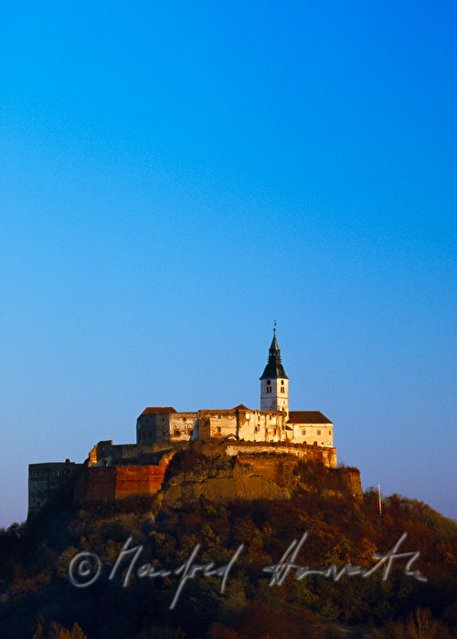 Porphyrkegel mit Burg darauf