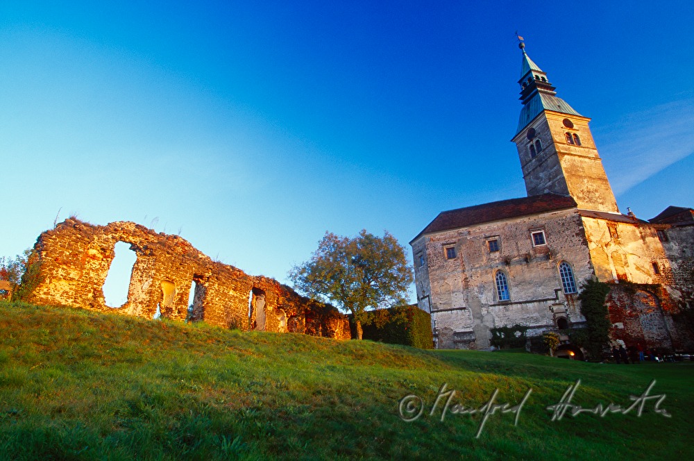 Innenhof mit Hochburg und Klosterruine