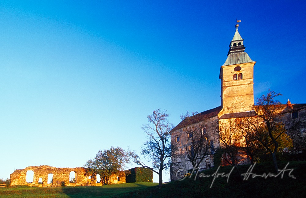 Innenhof mit Hochburg und Klosterruine