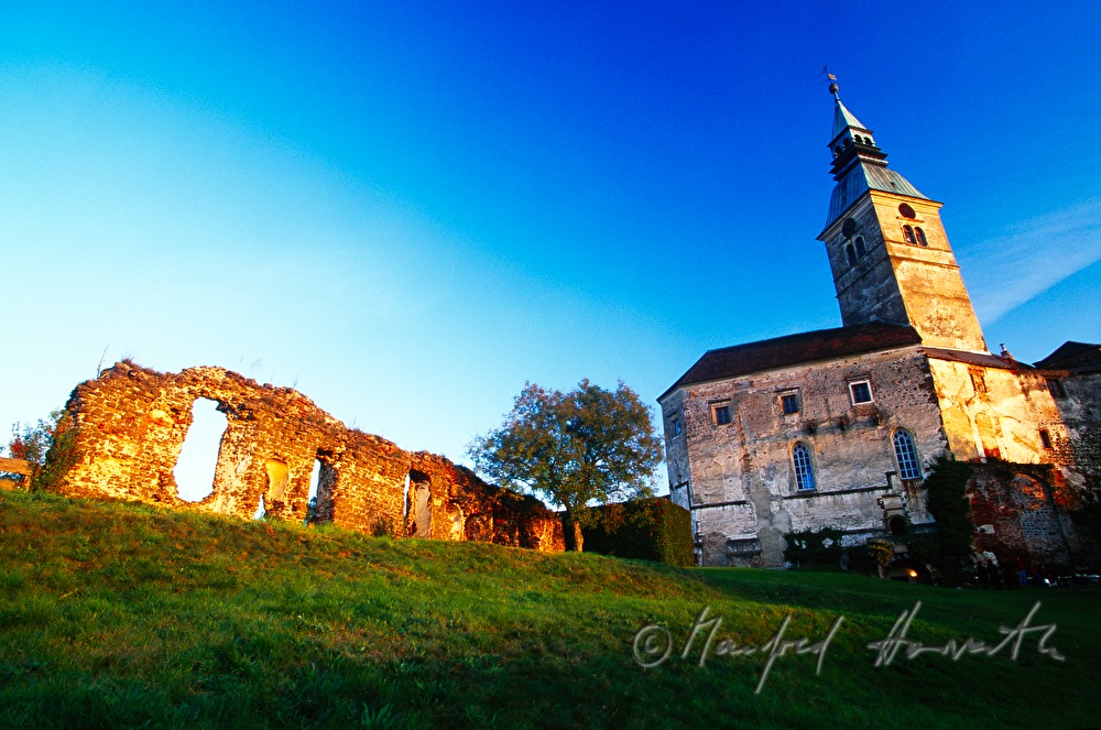 Innenhof mit Hochburg