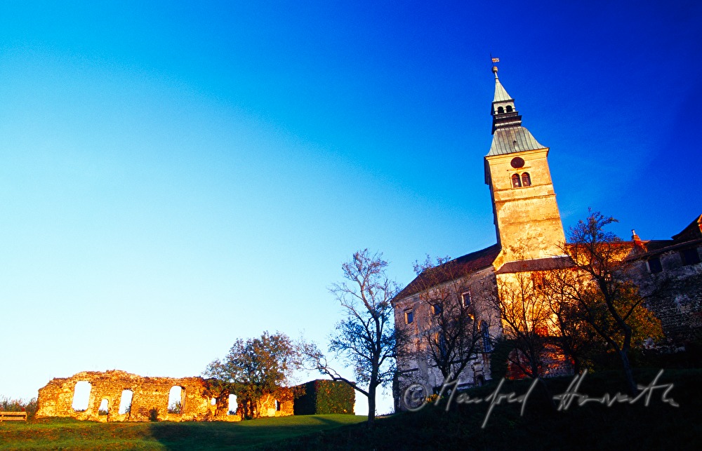 Innenhof mit Hochburg