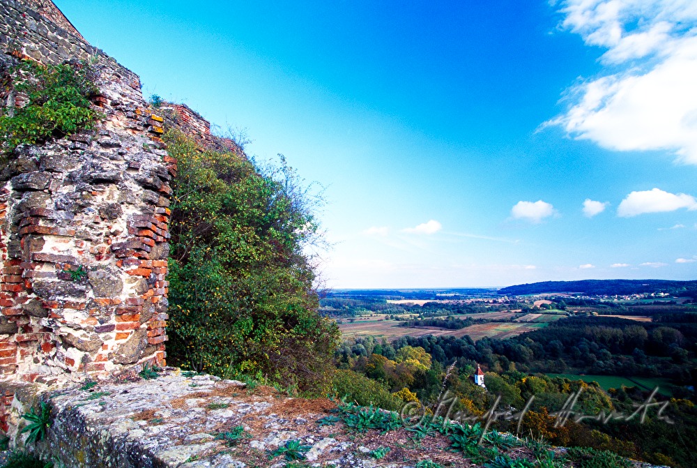 Burgmauer und Blick gegen Osten
