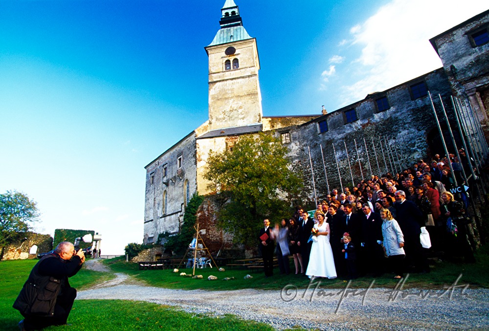 Burghof mit Hochzeitsgesellschaft