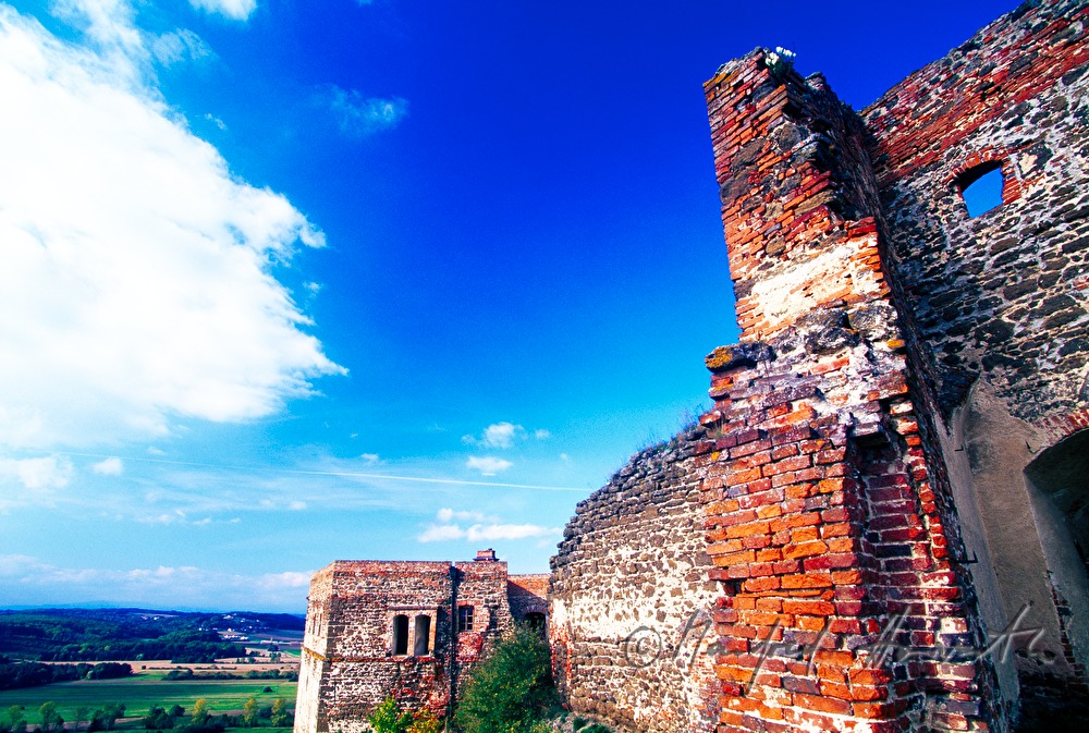 Burgmauer und Blick in das Stremtal