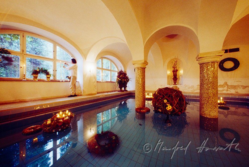 Badehaus mit Dekoration bei Gartenfest