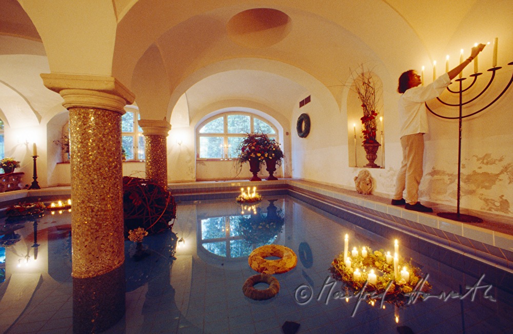 Badehaus mit Dekoration bei Gartenfest