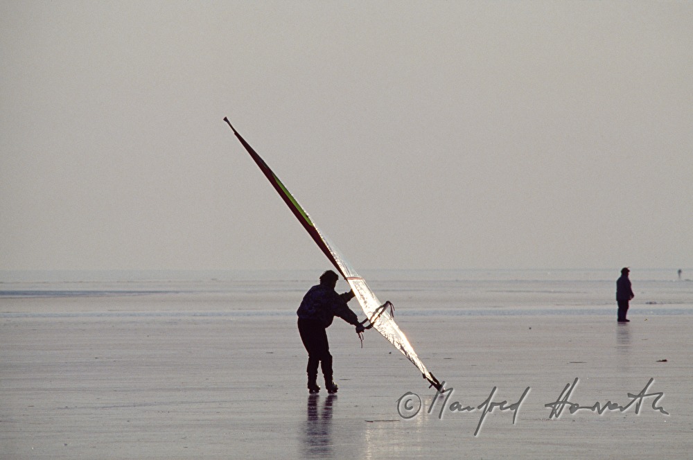 Eisläufer mit Segel von Eissurfer