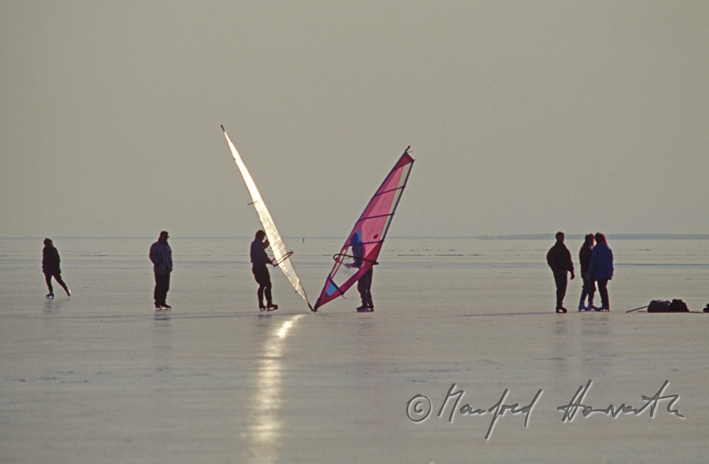 Eisläufer und Eissurfer auf dem See