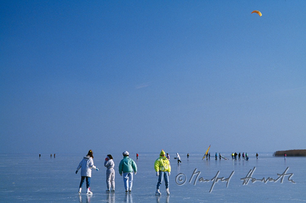 Eisläufer und Eissurfer auf dem See