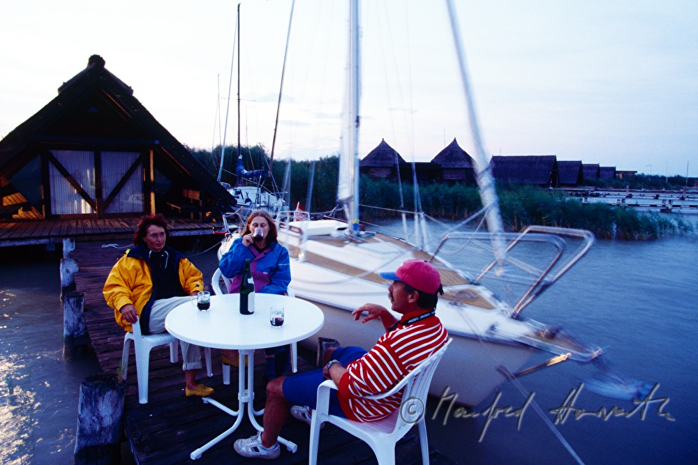 Seehütte mit Holzsteg und Segelboot