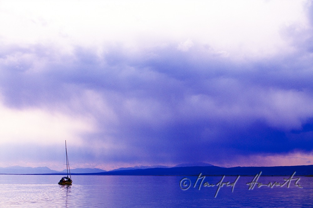 Segelboot bei nahendem Gewitter