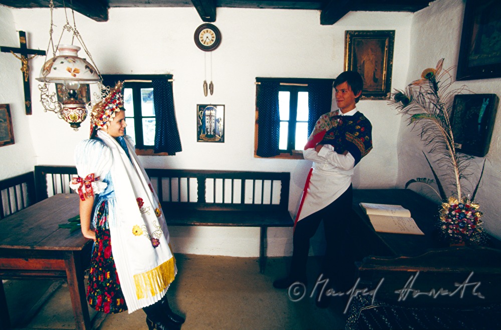 Trachtenpaar im Heimathaus