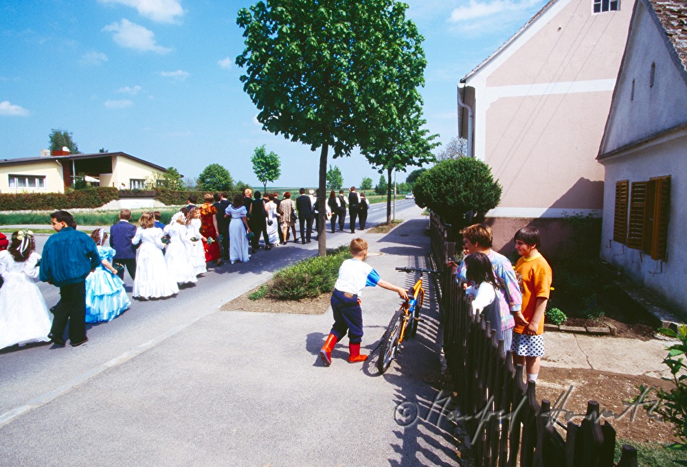 Kroatische Hochzeit - Hochzeitszug zur Kirche