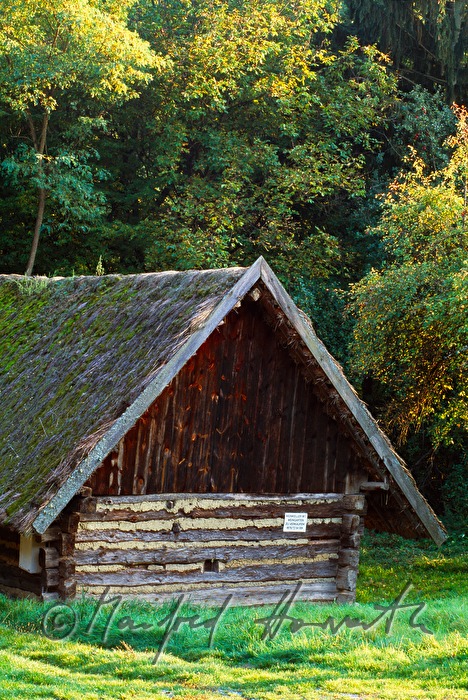 Holzscheune mit Strohdach