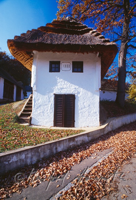 Kellerviertel - Weinkeller mit Strohdach