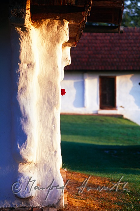 Detail einer Lehmwand im Freilichtmuseum
