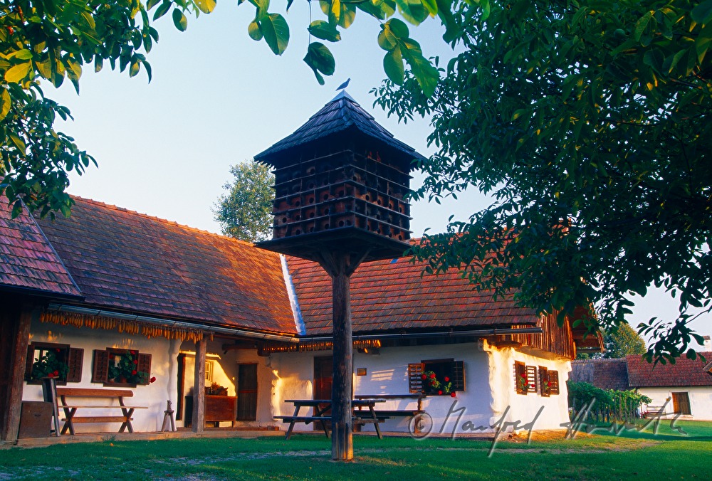 Hof unf Taubenkobel im Freilichtmuseum