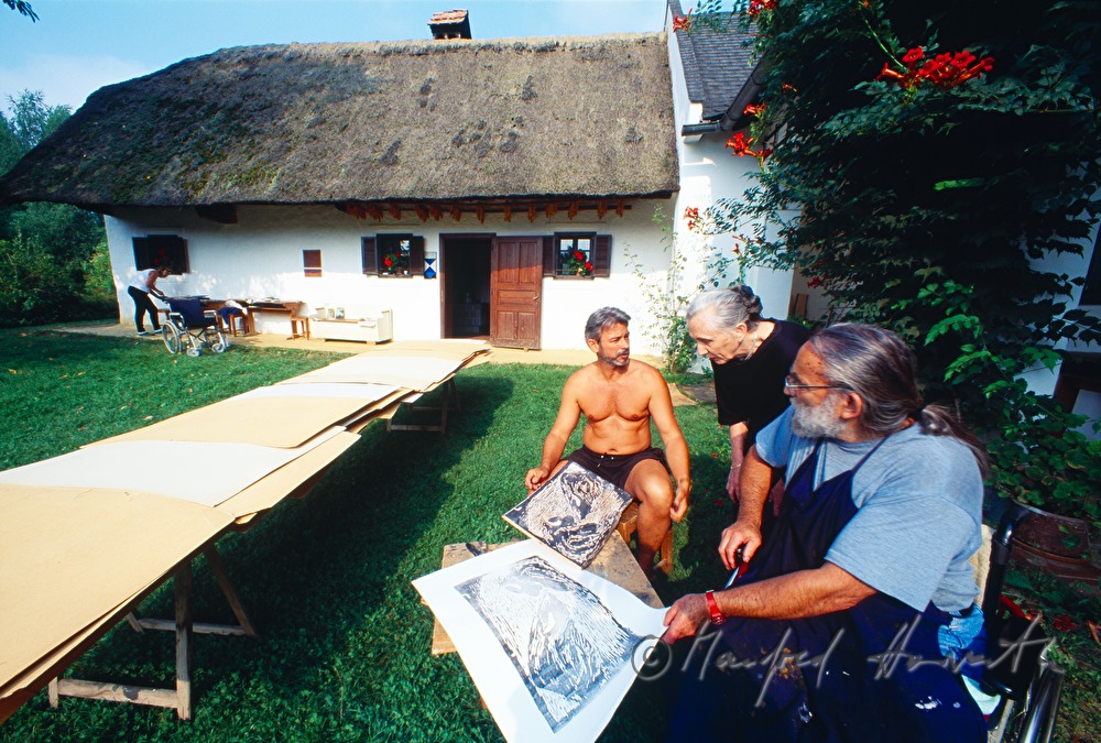 Künstlerdorf, Malworkshop, Kursteilnehmer im Garten