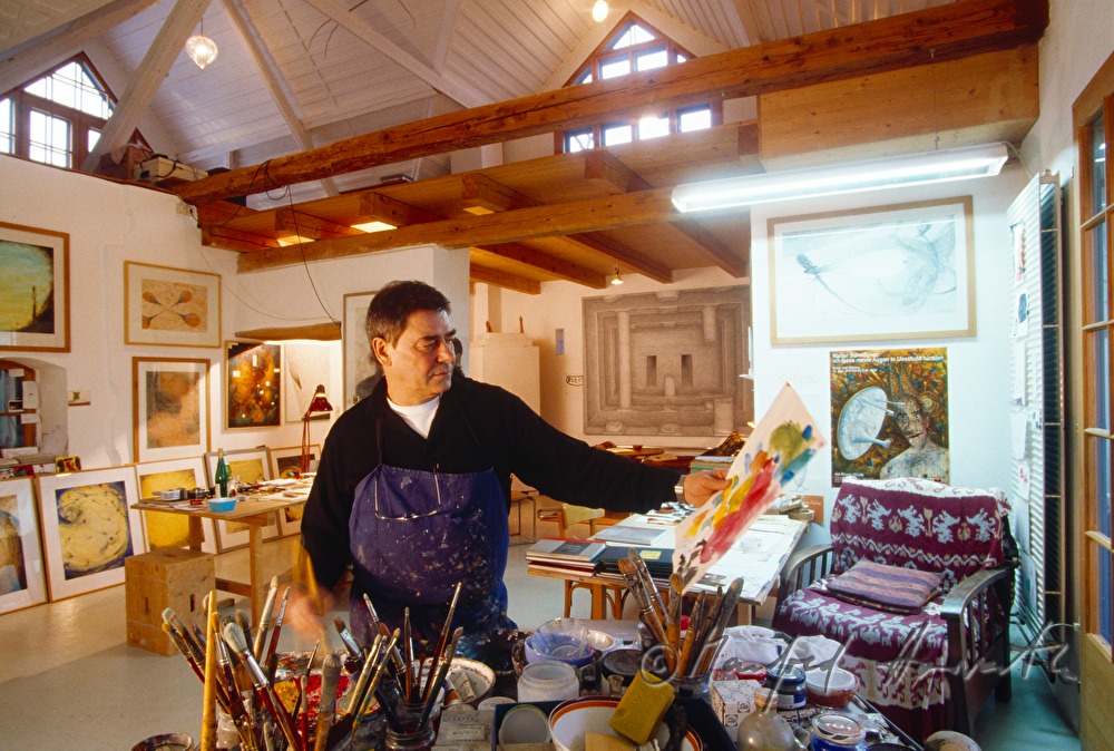 der Künstler Walter Schmögner in seinem Atelier