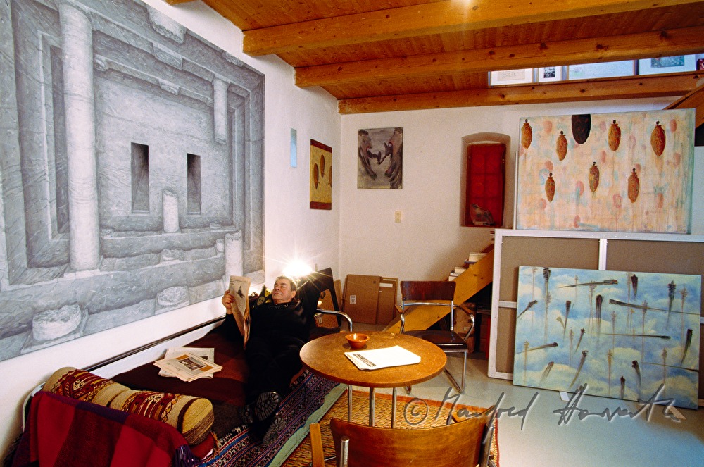 der Künstler Walter Schmögner in seinem Atelier