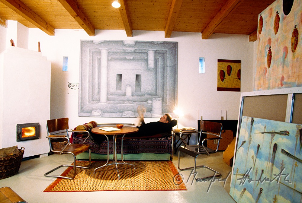der Künstler Walter Schmögner in seinem Atelier